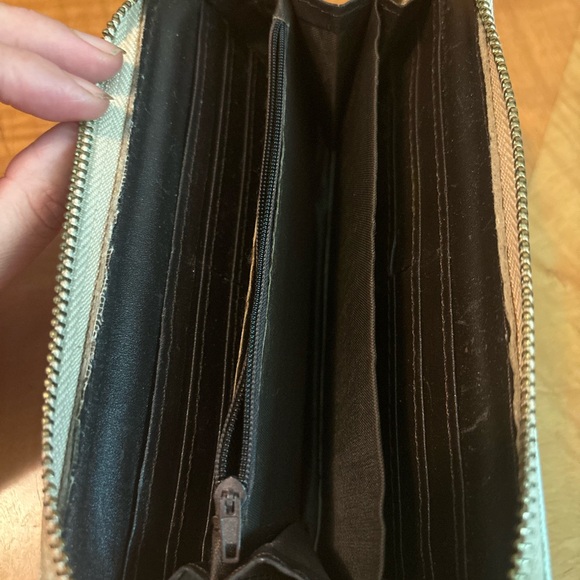 Faux leather zipper wallet. Puppies in a basket on the front and back - Picture 12 of 12